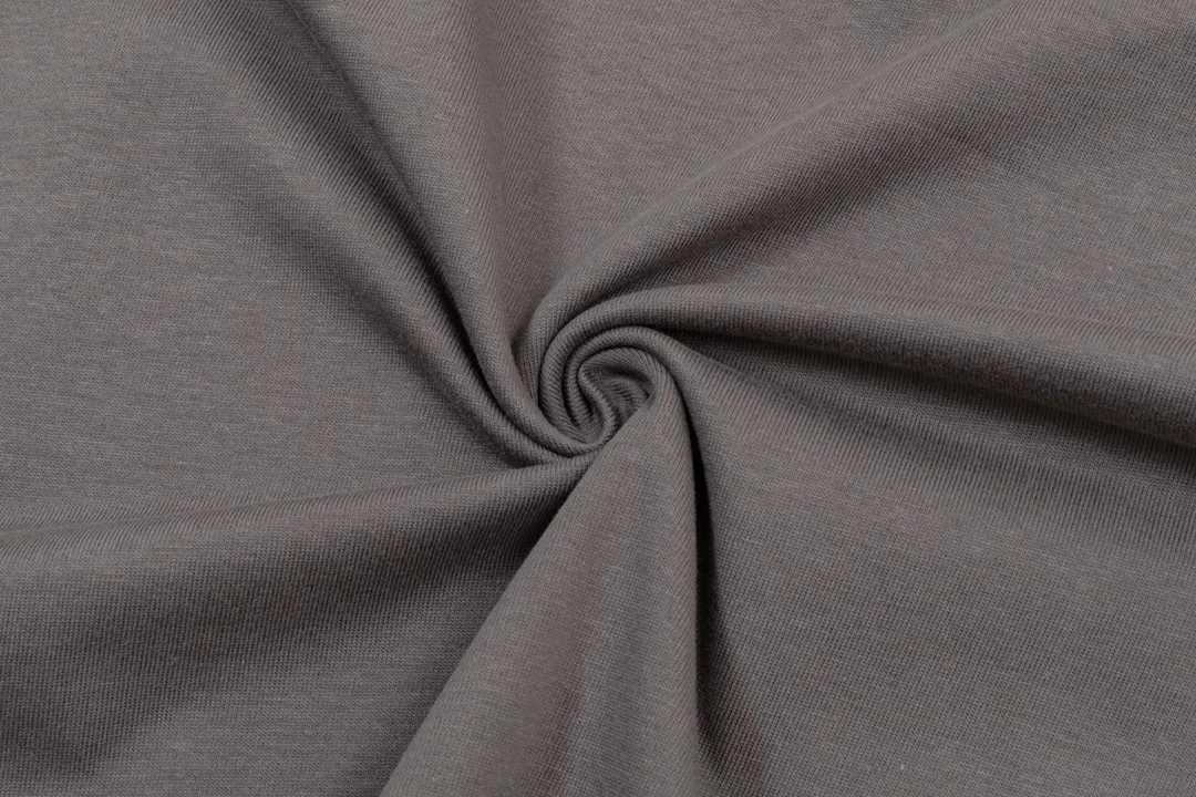 P200 CHROME HEARTS LoGo is fashionable and elegant, with a dropped shoulder style. The fabric is made of 26s double-yarn combed cotton compact spinning yarn with a weight of 280. It is matched with 1*1 Salona rib. The fabric is fermented and has a loose fit. Color: dark gray size: S～XXL